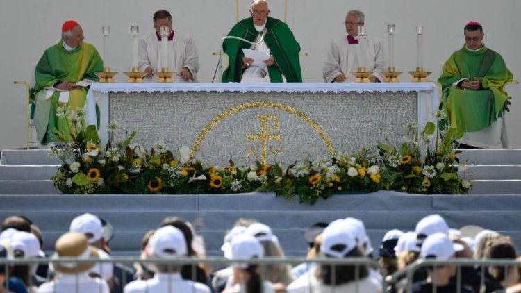 Francisco defendió la necesidad de una 'fe humana' atenta a la 'vida de las personas' Francisco defendió la necesidad de una 'fe humana' atenta a la 'vida de las personas'