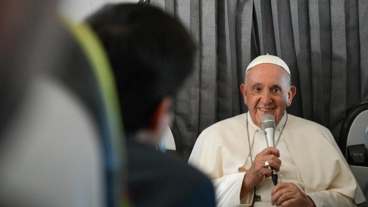 Francisco: 'En Fátima, recé por la paz sin hacer publicidad' Francisco: 'En Fátima, recé por la paz sin hacer publicidad'