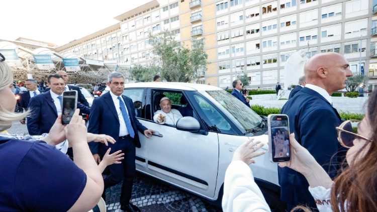 Francisco fue dado de alta, visitó a la Virgen y retomó la actividad Francisco fue dado de alta, visitó a la Virgen y retomó la actividad