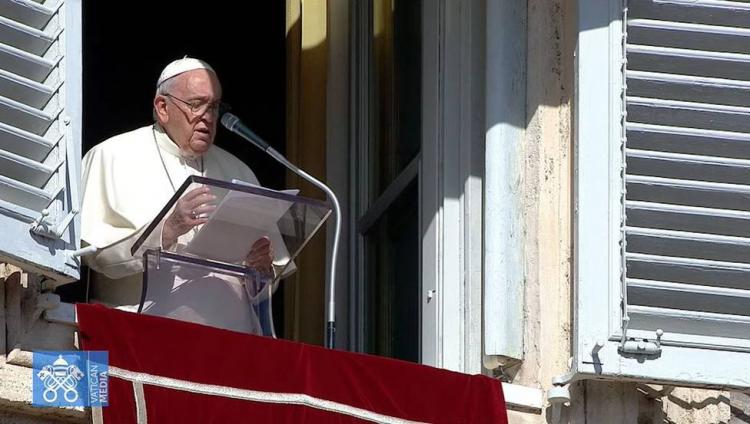 Francisco: "La paz no se alcanza derrotando a alguien, nunca es violenta, nunca es armada" Francisco: "La paz no se alcanza derrotando a alguien, nunca es violenta, nunca es armada"