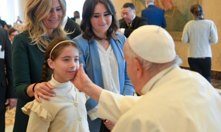 Francisco reafirma el derecho de los padres a educar a sus hijos en libertad Francisco reafirma el derecho de los padres a educar a sus hijos en libertad