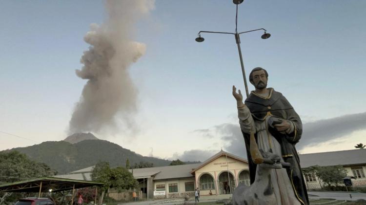 Indonesia: una religiosa fallecida y un seminario destruido por la erupción de un volcán Indonesia: una religiosa fallecida y un seminario destruido por la erupción de un volcán