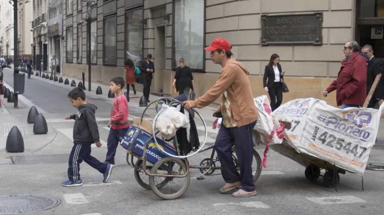 Un informe revela cómo la situación socioeconómica es determinada por la inserción laboral Un informe revela cómo la situación socioeconómica es determinada por la inserción laboral