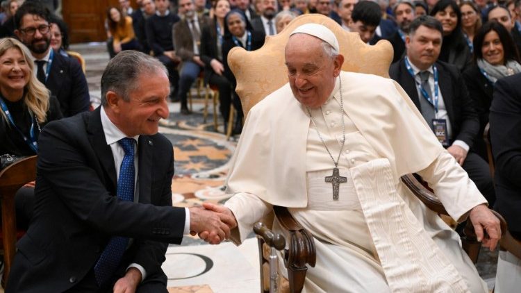 El Papa, a los banqueros: 'Inviertan en esperanza, no en especulación y guerra' El Papa, a los banqueros: 'Inviertan en esperanza, no en especulación y guerra'