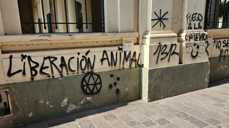Jujuy: pintadas ofensivas en la catedral Santísimo Salvador tras la marcha de mujeres Jujuy: pintadas ofensivas en la catedral Santísimo Salvador tras la marcha de mujeres