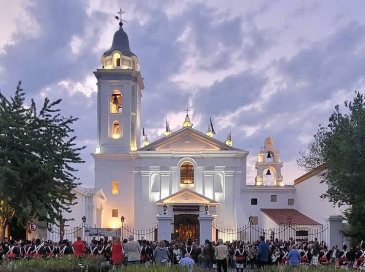 La basílica del Pilar celebró sus fiestas patronales y los 290 años de su templo La basílica del Pilar celebró sus fiestas patronales y los 290 años de su templo