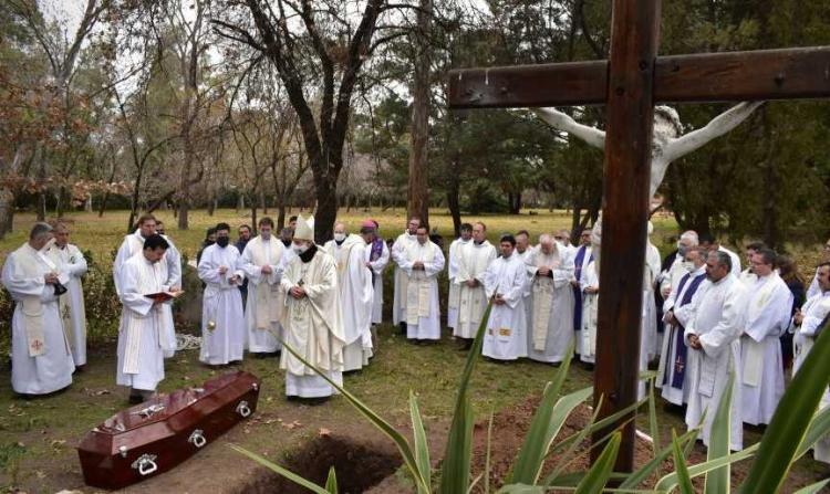 La comunidad lomense dio el último adiós al director espiritual del Seminario La comunidad lomense dio el último adiós al director espiritual del Seminario