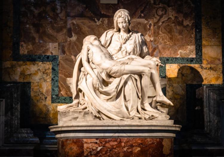La 'Piedad' de Miguel Ángel vuelve a brillar en la basílica de San Pedro La 'Piedad' de Miguel Ángel vuelve a brillar en la basílica de San Pedro