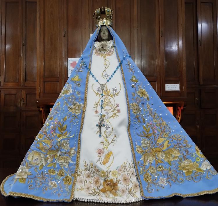 La Virgen del Valle estrena el manto que lucirá en la Fiesta del Poncho La Virgen del Valle estrena el manto que lucirá en la Fiesta del Poncho