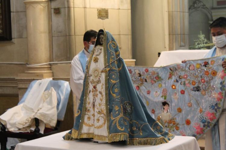 La Virgen del Valle luce un manto alusivo a María Santísima Protectora de la Nación La Virgen del Valle luce un manto alusivo a María Santísima Protectora de la Nación