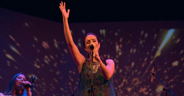 Lily Escu presenta sus novedades musicales: 'No callemos a Dios en nuestros días' Lily Escu presenta sus novedades musicales: 'No callemos a Dios en nuestros días'