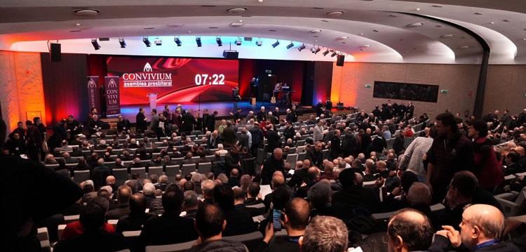 'Los jóvenes necesitan sacerdotes, moldeados a imagen de Cristo', dijo León XIV