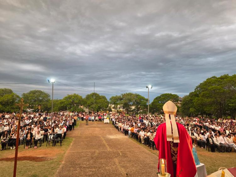 Más de 300 jóvenes y adultos recibieron la Confirmación en Paso de los Libres