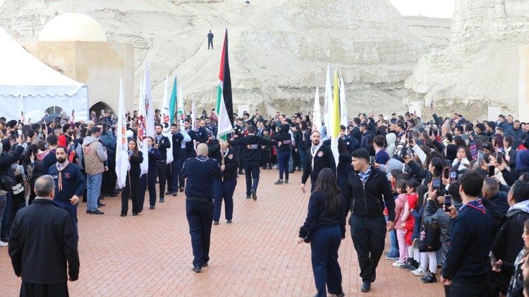 Más de 5.000 fieles oran en el río Jordán por la paz en Tierra Santa