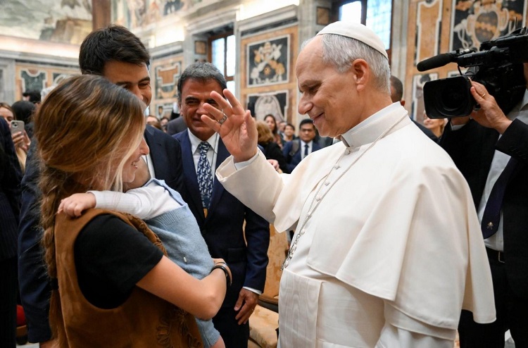 'Mirar a los enfermos como Dios los mira', pidió el Papa a gestores sanitarios