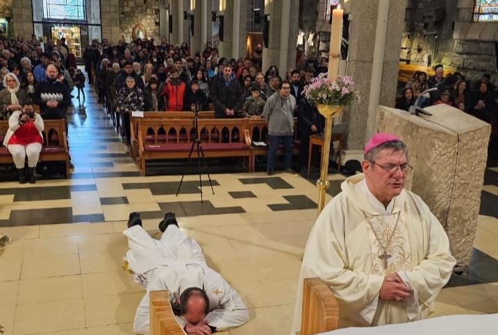 Mons. Ares ordenó un nuevo sacerdote en Bariloche Mons. Ares ordenó un nuevo sacerdote en Bariloche
