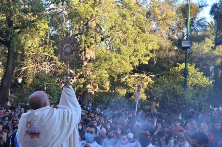 Mons. Cargnello: "Valoremos la Eucaristía, fuente de la unidad de nuestras familias" Mons. Cargnello: "Valoremos la Eucaristía, fuente de la unidad de nuestras familias"