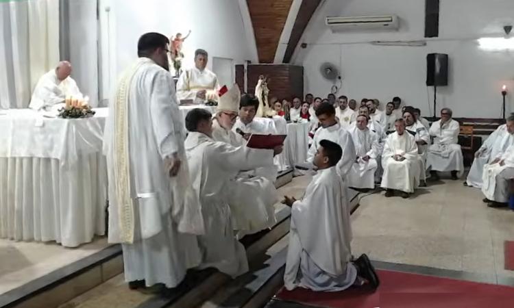 Mons. Conejero al nuevo sacerdote: 'Vivir la vocación con humildad y gratitud'