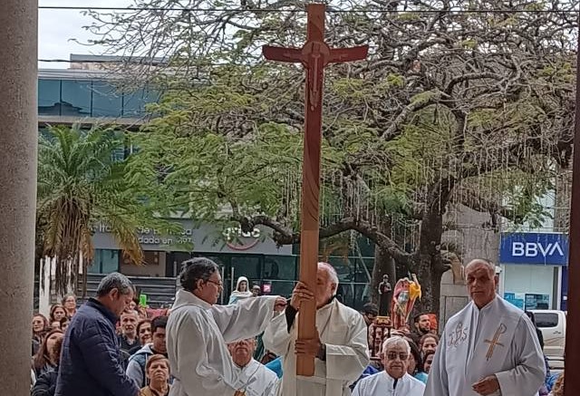 Mons. Conejero Gallego invita a 'cargar con la cruz de Cristo y gloriarnos en ella' Mons. Conejero Gallego invita a 'cargar con la cruz de Cristo y gloriarnos en ella'