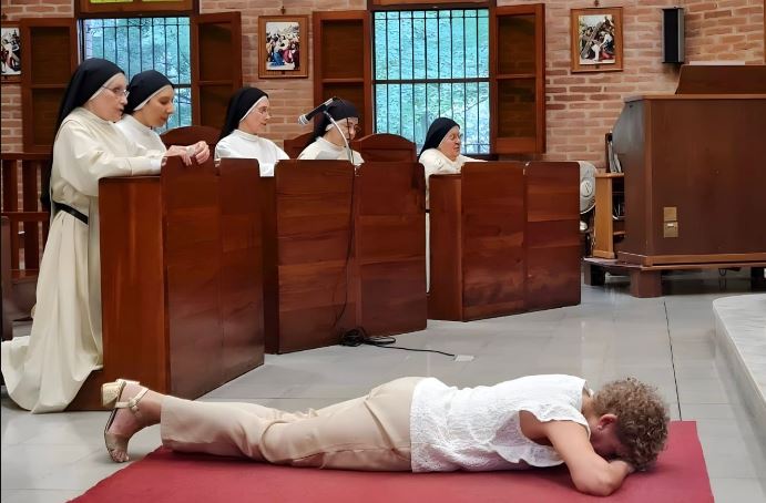 Mons. Díaz celebró las bodas de plata de una virgen consagrada de Concepción Mons. Díaz celebró las bodas de plata de una virgen consagrada de Concepción