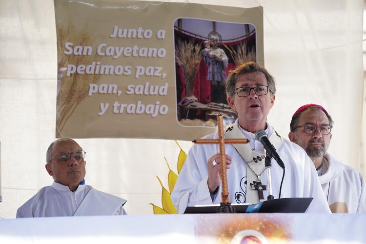 Mons. García Cuerva en San Cayetano: 'Más pedigüeños que nunca de paz, pan, trabajo y salud' Mons. García Cuerva en San Cayetano: 'Más pedigüeños que nunca de paz, pan, trabajo y salud'