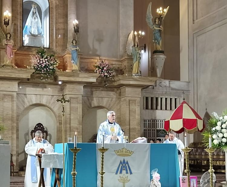 Mons. Larregain celebró la Natividad de la Virgen María en el santuario de Itatí Mons. Larregain celebró la Natividad de la Virgen María en el santuario de Itatí