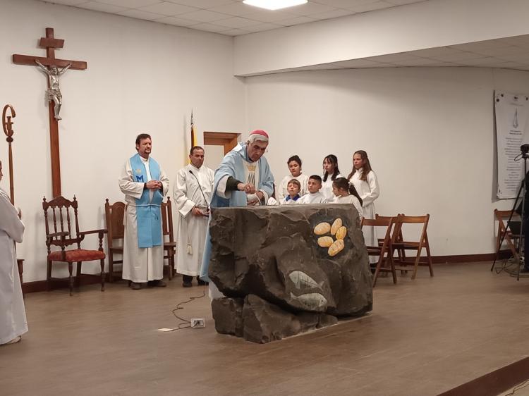 Mons. Larregain consagró el altar de una parroquia Mons. Larregain consagró el altar de una parroquia