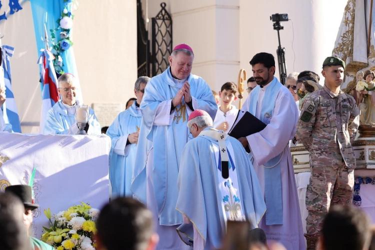 Mons. Larregain recibió el palio arzobispal en la fiesta de la Virgen de La Merced Mons. Larregain recibió el palio arzobispal en la fiesta de la Virgen de La Merced