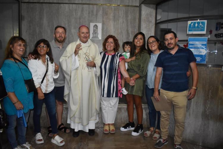 Mons. Lugones bendijo una mayólica con la imagen de la Virgen de la Paz Mons. Lugones bendijo una mayólica con la imagen de la Virgen de la Paz