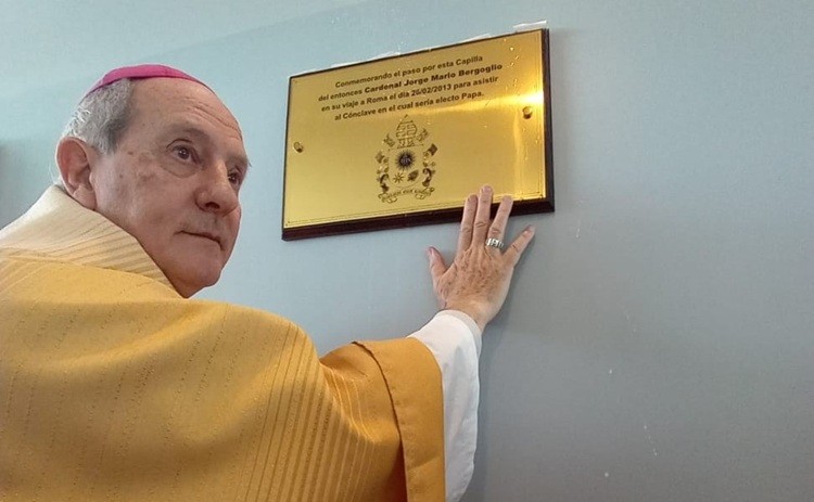 Ezeiza: Mons. Lugones bendijo una placa recordatoria del paso de Bergoglio Ezeiza: Mons. Lugones bendijo una placa recordatoria del paso de Bergoglio