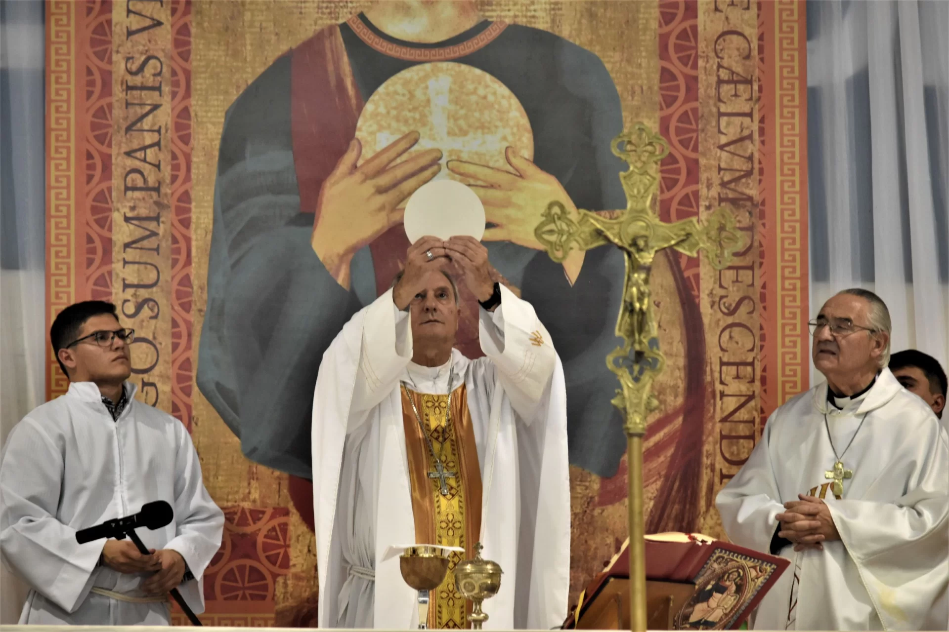 Mons. Lugones: 'Jesús, Pan partido y entregado, nos asegura el don de la paz' Mons. Lugones: 'Jesús, Pan partido y entregado, nos asegura el don de la paz'
