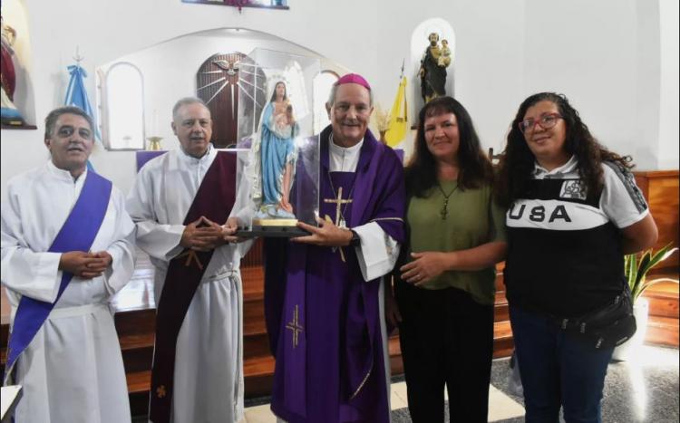 Mons. Lugones presidió la entrega de la imagen de María Reina de las Misiones Mons. Lugones presidió la entrega de la imagen de María Reina de las Misiones