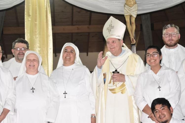 Mons. Lugones presidió la profesión de votos perpetuos de una religiosa Mons. Lugones presidió la profesión de votos perpetuos de una religiosa