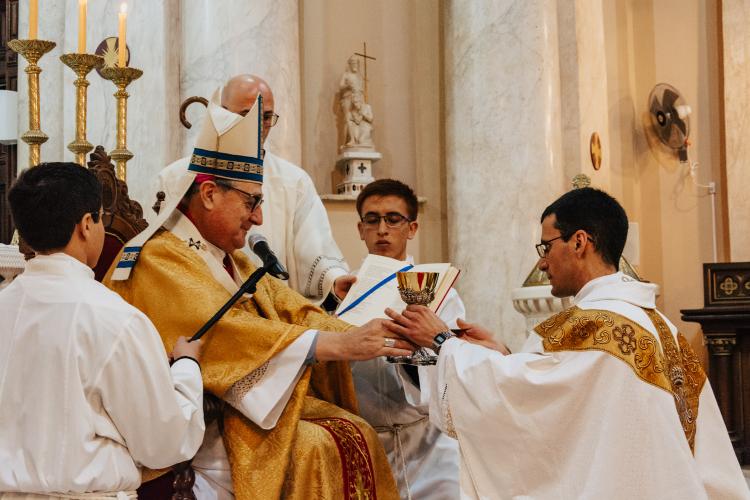 Mons. Martín ordenó en Rosario un sacerdote para el Instituto Cristo Rey Mons. Martín ordenó en Rosario un sacerdote para el Instituto Cristo Rey