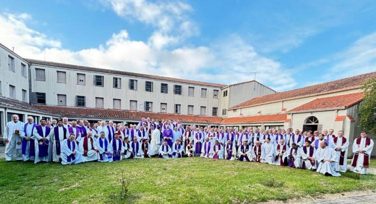 Mons. Olivera: 'Dejémonos abrazar por la misericordia de Dios'