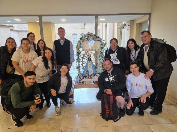 Mons. Tissera: 'La Virgen viene a consolarnos y a abrazarnos con ternura'