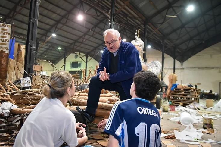 Mons. Zordán visitó a estudiantes carroceros en los galpones del puerto Mons. Zordán visitó a estudiantes carroceros en los galpones del puerto