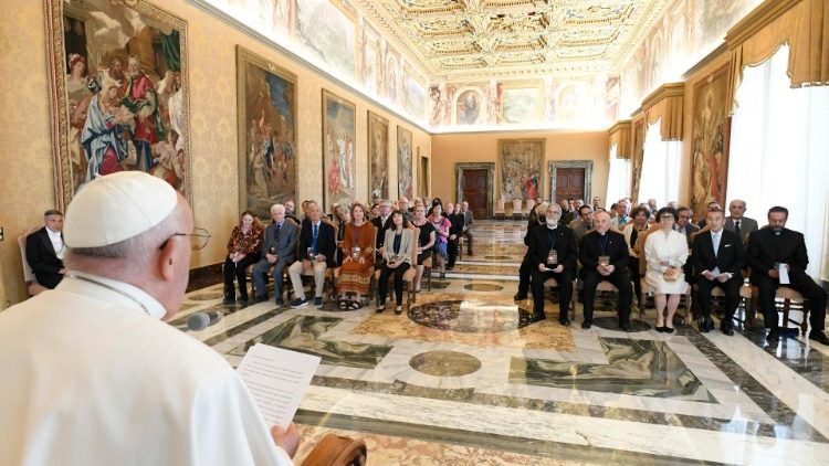 Papa: ciencia y fe tienen la misma matriz en la Verdad absoluta de Dios Papa: ciencia y fe tienen la misma matriz en la Verdad absoluta de Dios