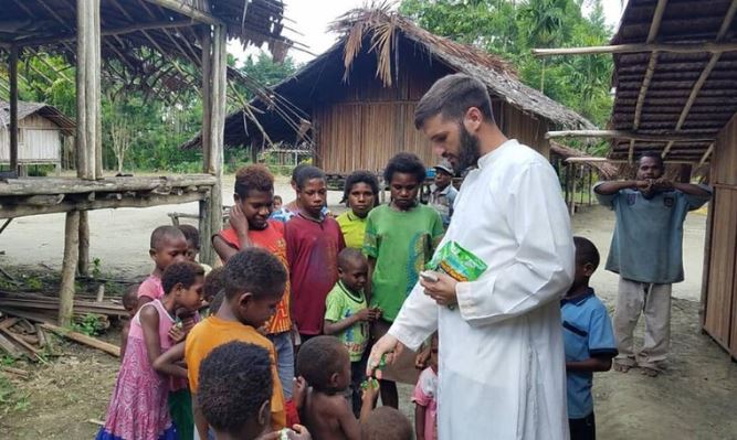 Papúa Nueva Guinea: los sacerdotes se preparan espiritualmente para recibir al Papa Papúa Nueva Guinea: los sacerdotes se preparan espiritualmente para recibir al Papa