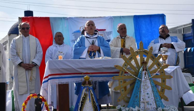 Peregrinación de las madres matanceras para pedirle a la Virgen por sus hijos Peregrinación de las madres matanceras para pedirle a la Virgen por sus hijos