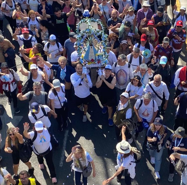 #PereLuján Miles de peregrinos caminan con esperanza junto a la Virgen