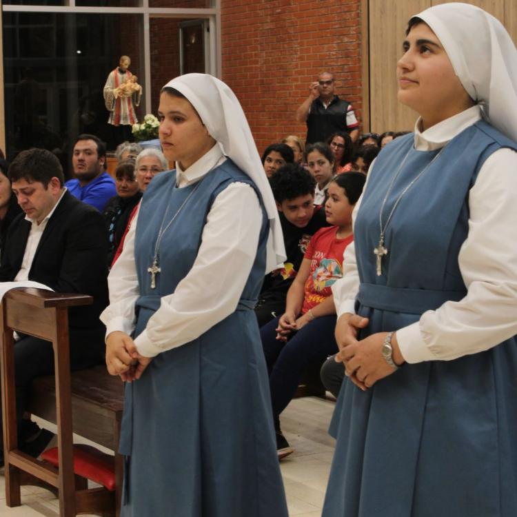 Puerto Iguazú: toma de hábitos de dos novicias argentinas en congregación misionera Puerto Iguazú: toma de hábitos de dos novicias argentinas en congregación misionera