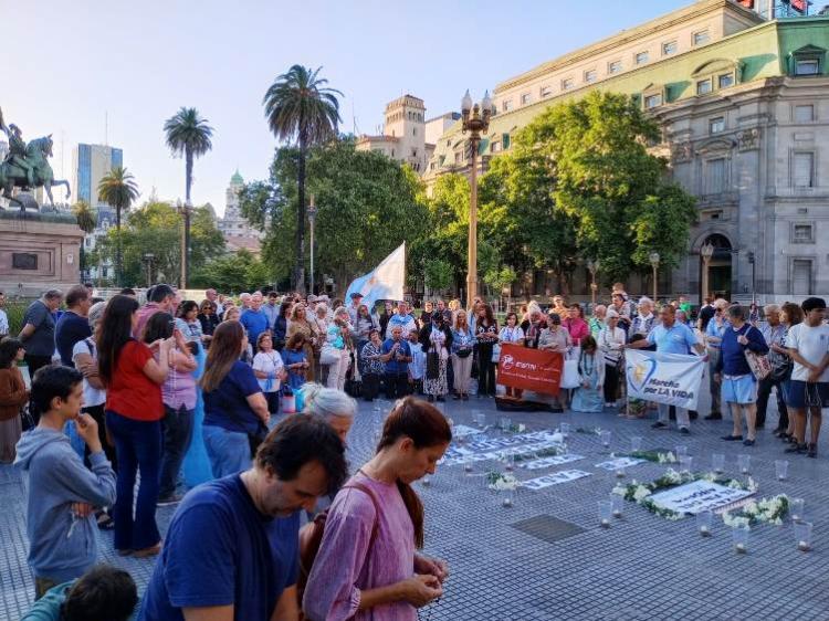 Rezaron el Rosario ante la Casa de Gobierno Rezaron el Rosario ante la Casa de Gobierno