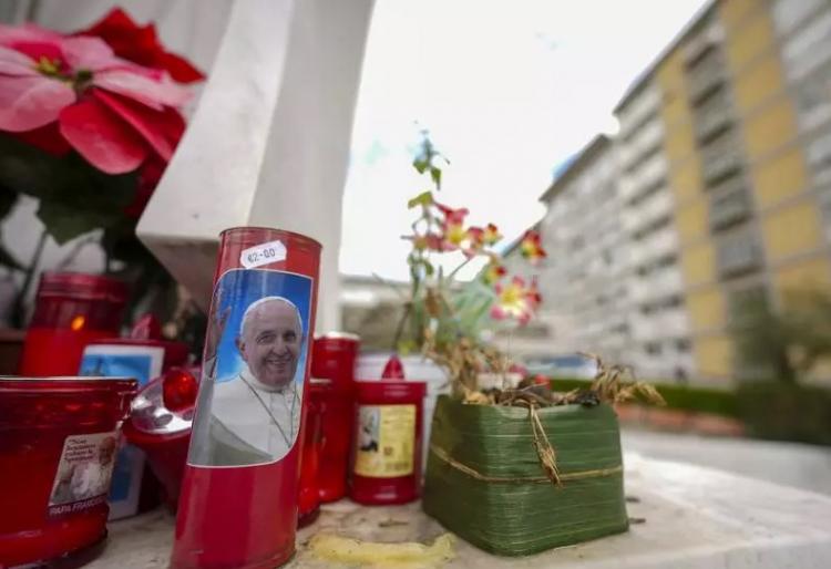 El complejo cuadro clínico del Papa requiere una hospitalización más prolongada El complejo cuadro clínico del Papa requiere una hospitalización más prolongada