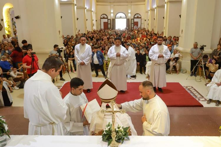 Tres nuevos presbíteros en Cruz del Eje, 'un regalazo' para la diócesis Tres nuevos presbíteros en Cruz del Eje, 'un regalazo' para la diócesis