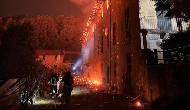 Un incendio destruyó el monasterio donde Carlo Acutis recibió su Primera Comunión Un incendio destruyó el monasterio donde Carlo Acutis recibió su Primera Comunión