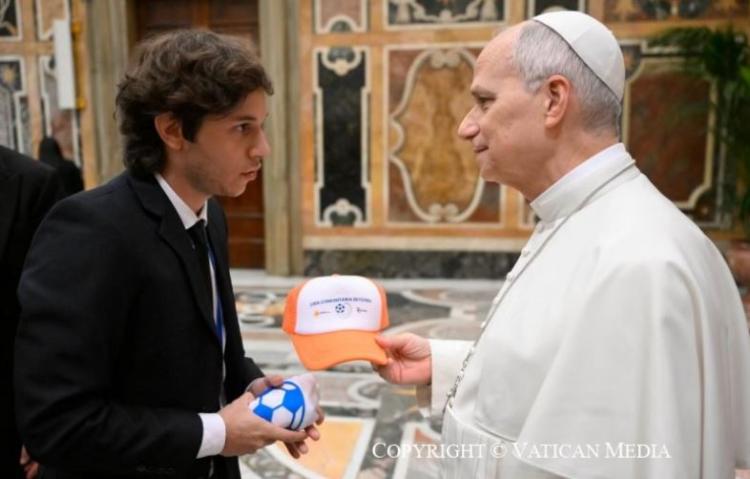 Un proyecto argentino de fútbol comunitario llegó al papa León XIV