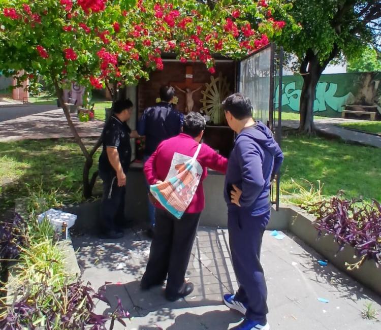 Vandalizan una imagen de la Virgen de Luján frente a una comisaría en Liniers