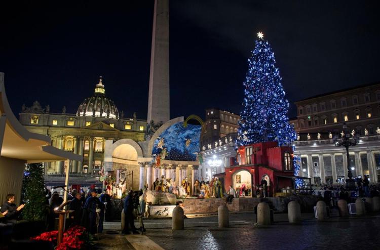 El Vaticano inauguró el pesebre y el árbol de Navidad en la Plaza de San Pedro